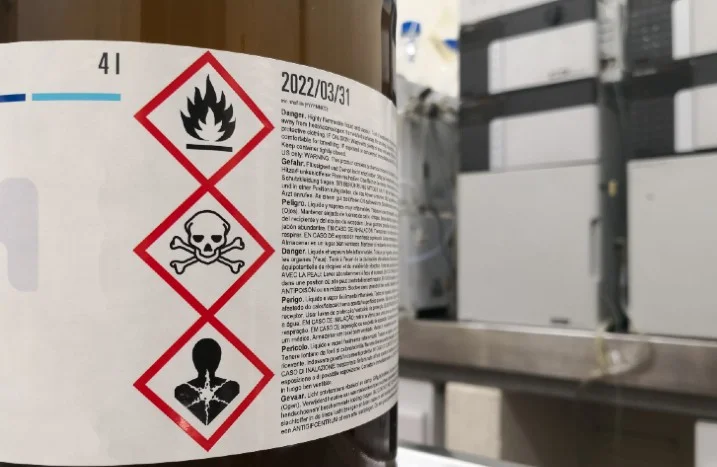 Gefährliche Chemikalien mit Warnsymbolen